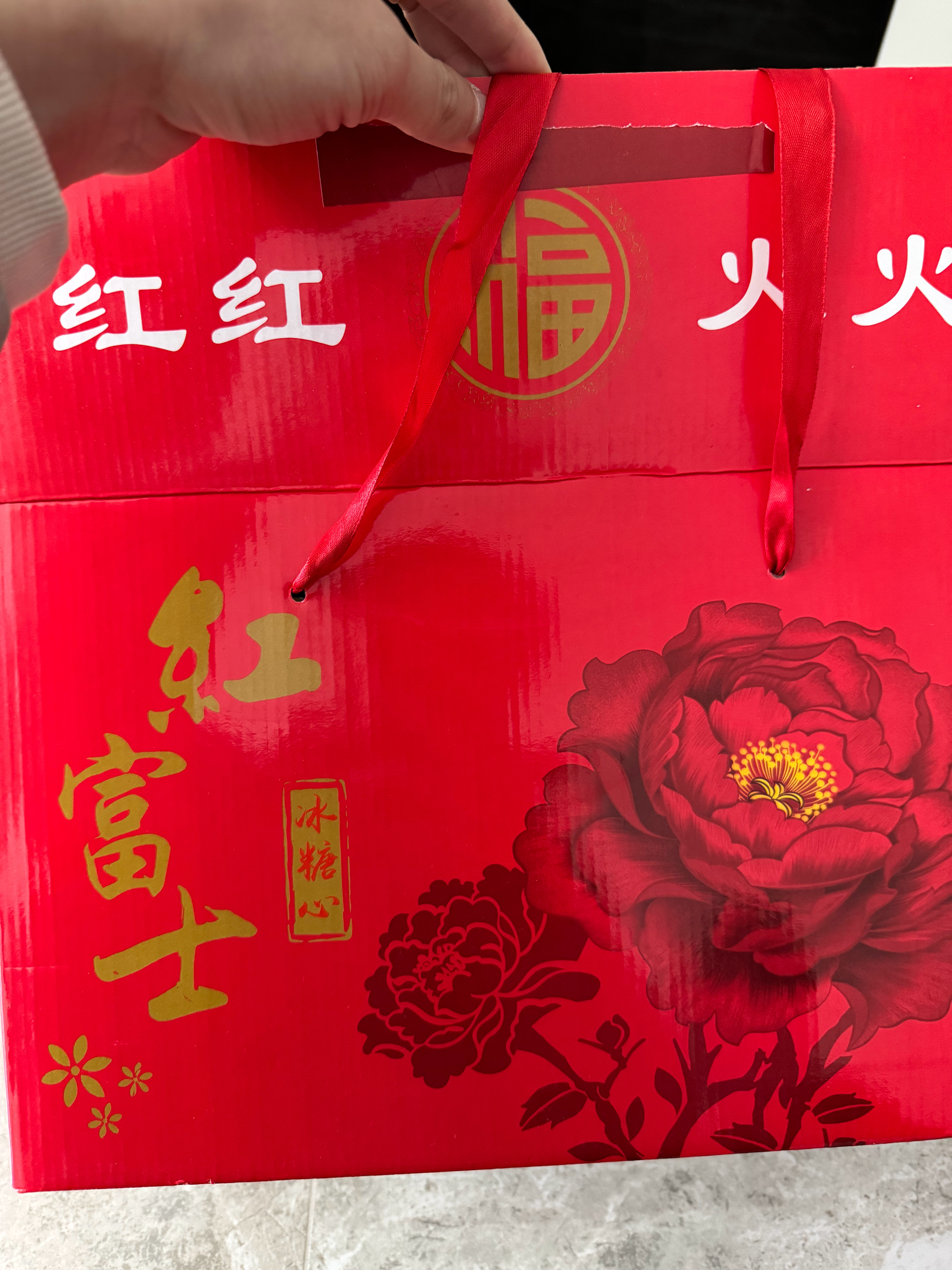 奉劝大家别买这个包装的苹果礼盒，简直诈骗犯，第一层非常大个。然后下面两层加起来，