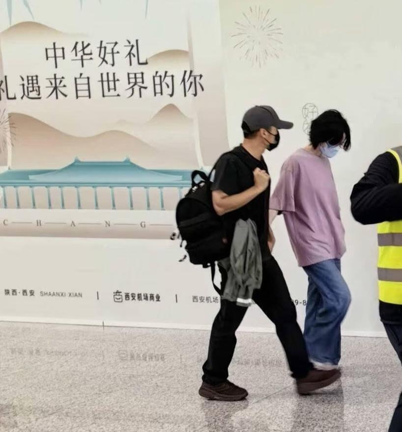王菲与谢霆锋机场出发准备回北京了，两人十指紧扣，谢霆锋深情的看向王菲，空气