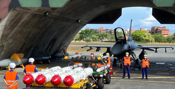 反制绝不隔夜！军售消息落地不到24小时，东部战区已经动了：歼-20数十架次从多方