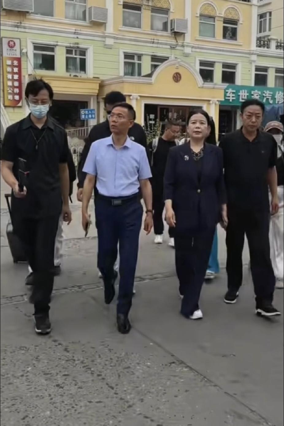 柴桑大姐直播回应：一路高歌向前走，公道自在人心。大姐劝网友们：不管谁怎么样污
