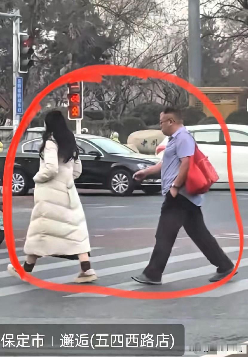 保定街头这一幕太震撼！零下的气温里，路人裹得严严实实，一位大叔却只穿短袖淡定走在