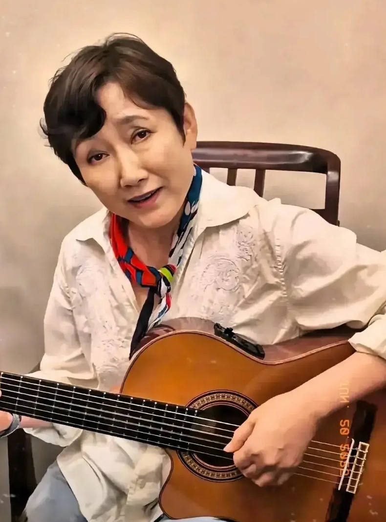 成方圆怎变成这样了！才64岁啊，乍一看像七十多了。成方圆年轻时气质优雅，身材高挑