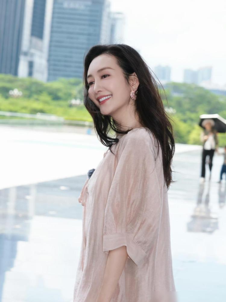 曾坦言对不相信爱情，如今43岁的王鸥才是人间清醒。她当年在《我家那闺女》里说