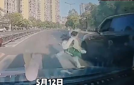 “太过分了！”5月12日，四川自贡，一小女孩过斑马线时，一小车见状便主动鸣笛让女