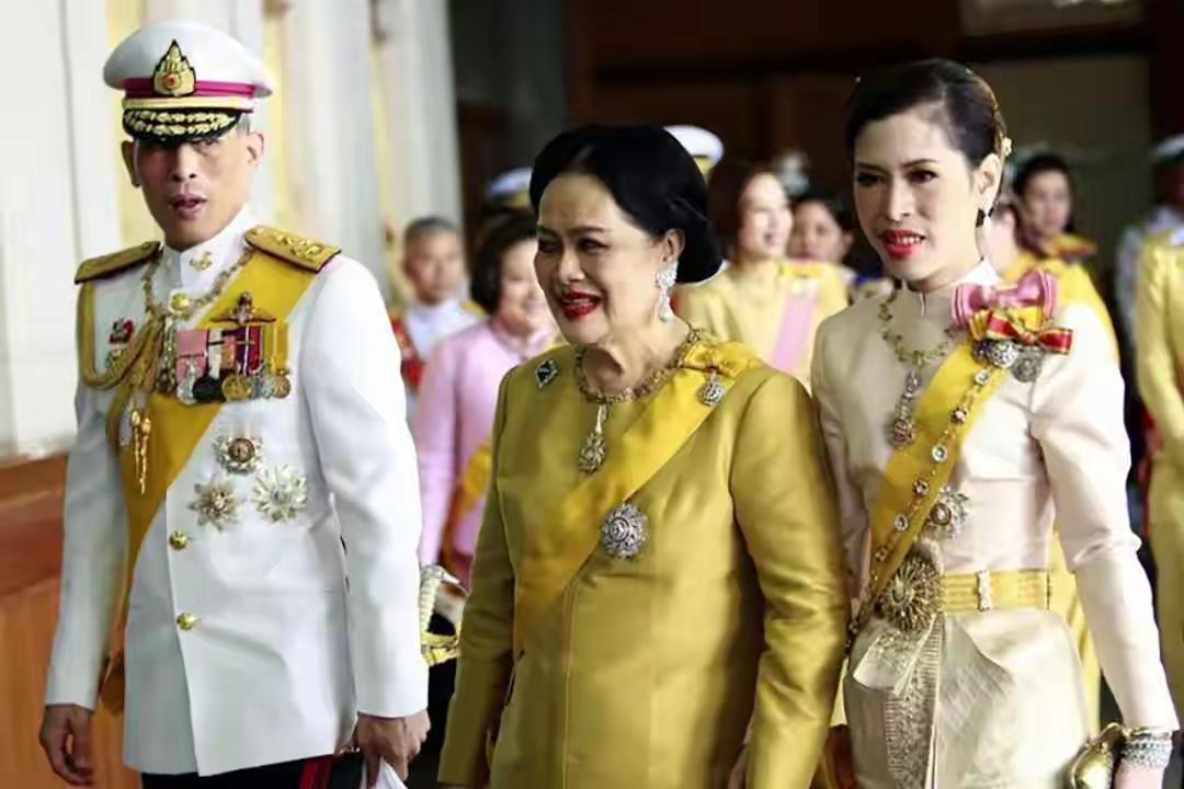 诗丽吉小女儿疾病缠身，幸运的是有宠爱她的家人。她也曾勇敢追求爱情过，嫁过保镖，可