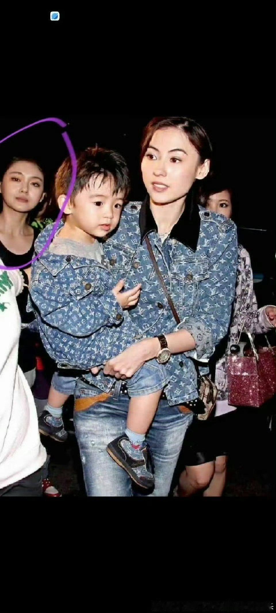 张柏芝当年抱着lucas后面居然是大s，这样的同框真好