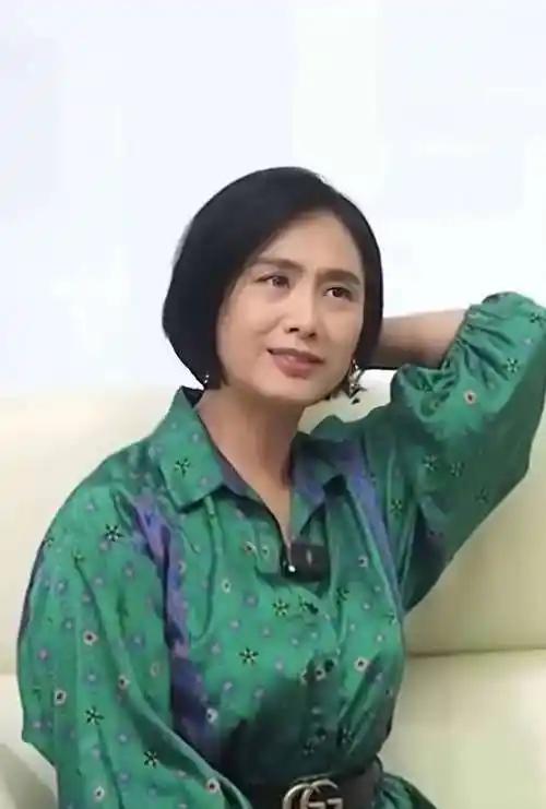 当初刚和周星驰分手没多久的朱茵，为了治疗情伤，马不停蹄地接下了琼瑶抛来的橄榄枝。