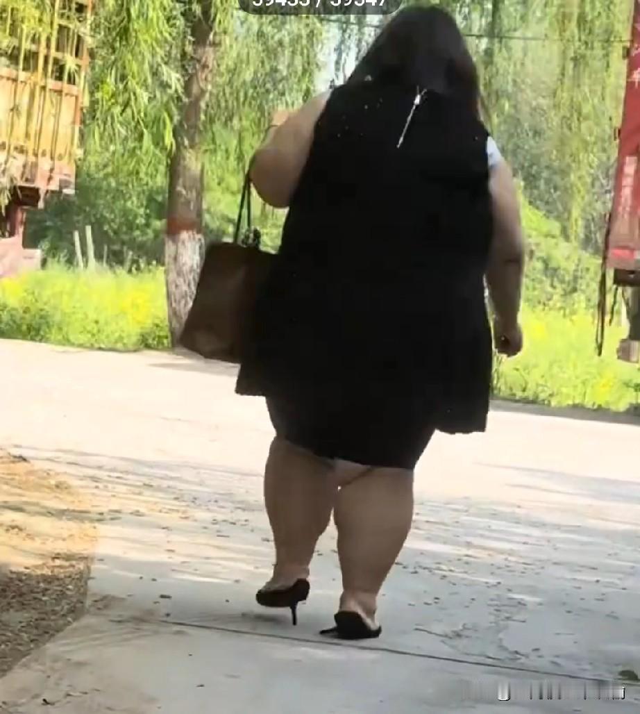 你感觉到压力大的时候，看看这双高跟鞋……