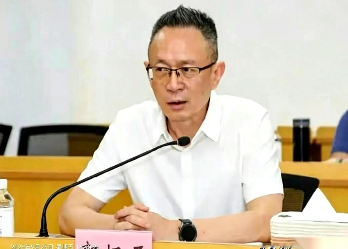 主政过大朗镇的郭怀晋，被官方通报开除了党籍和公职。这个从省厅技术岗位起步、走过