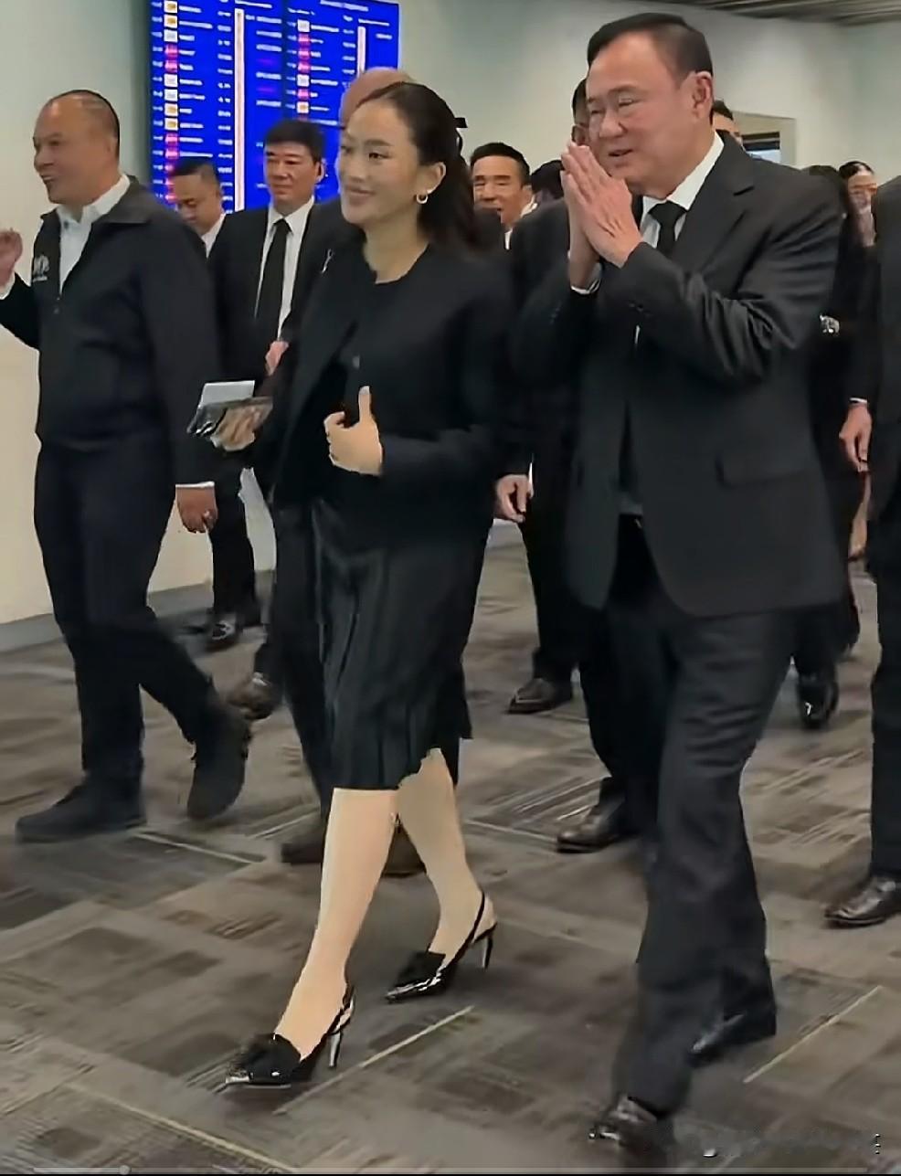 他信很长时间没有参加活动，尤其没有参加与泰国官方有接触的活动。8月14日，他信以