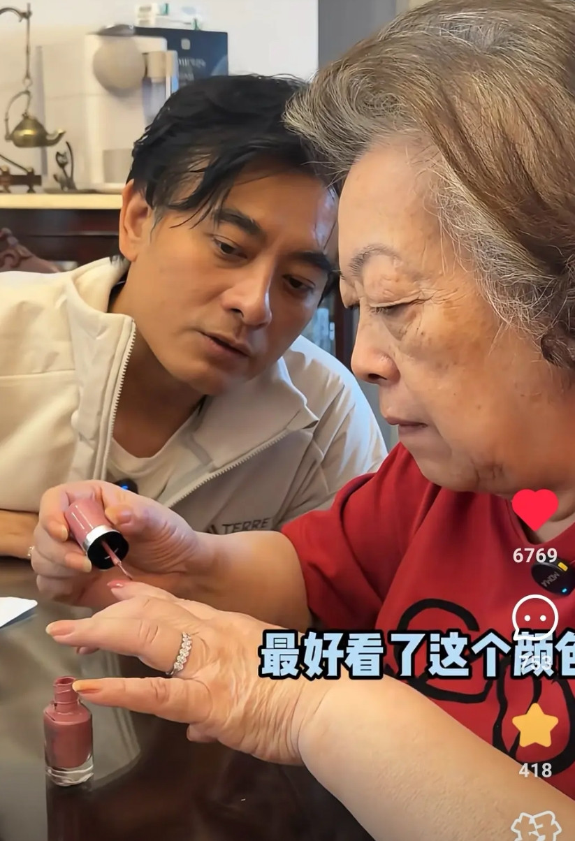 陈龙妈妈给所有女人上了一课！昨天，陈龙80岁的老妈妈去理发店做头发，做的头发