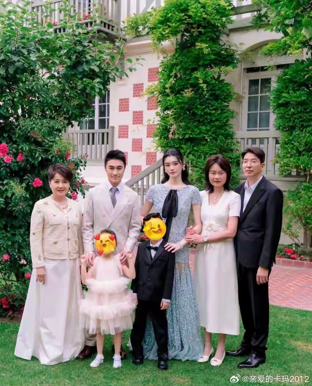 今天奚梦瑶结婚。她的婚礼礼服是迪奥2026年春夏高定冰蓝色纱裙。不好看呀不好看。