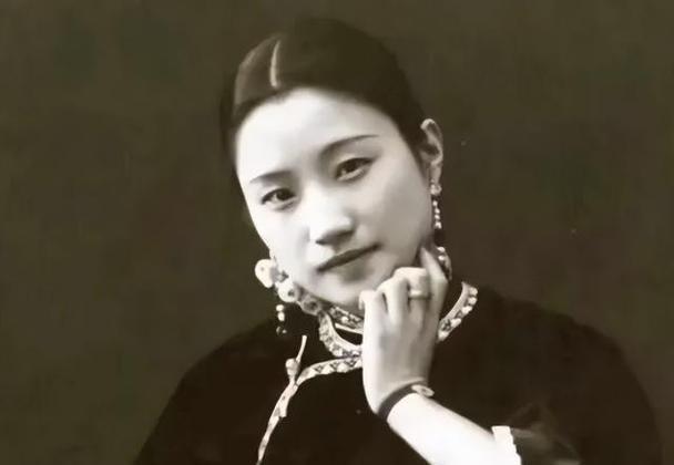 1965年，62岁陆小曼去世。翁瑞午的长女翁香光闻讯赶来，见四下无人，迅速解开陆