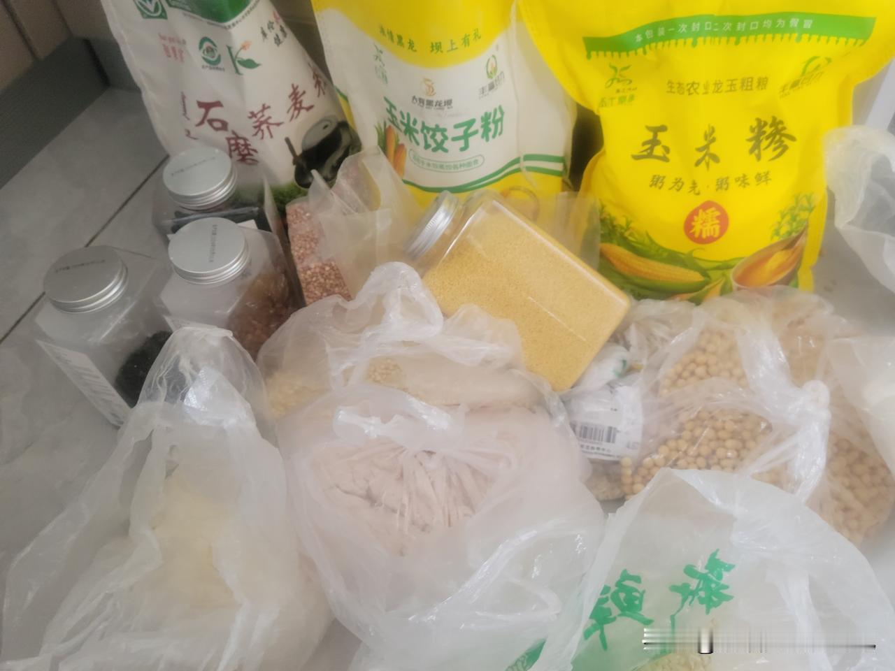 看看我家的粗粮品种，就会知道我为了减肥下了多大努力，几乎市面上所有粗粮，都被我买
