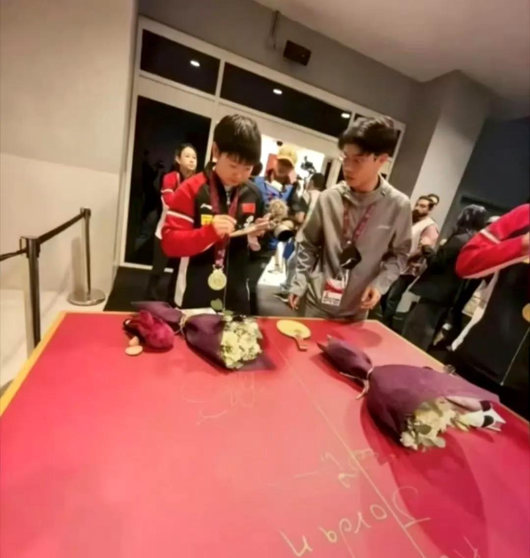 刷到一张新图，后台签名的莎莎！多哈男女单冠军在球台上签名，留作纪念，然后是运动