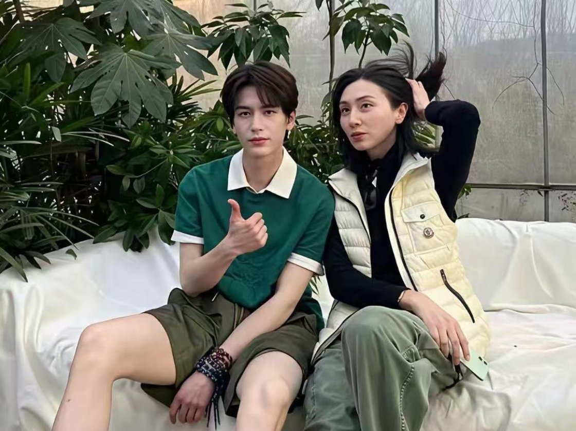 张凌赫和妈妈的合影，长得好像啊，完全遗传了妈妈美貌