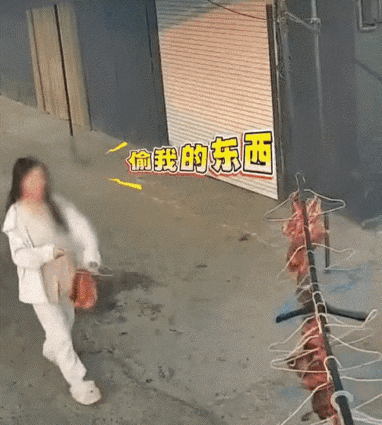 丢人丢大了，江苏，一年轻女子路过一人家户时，看到这家人院子里挂满了腊肉，四下观察