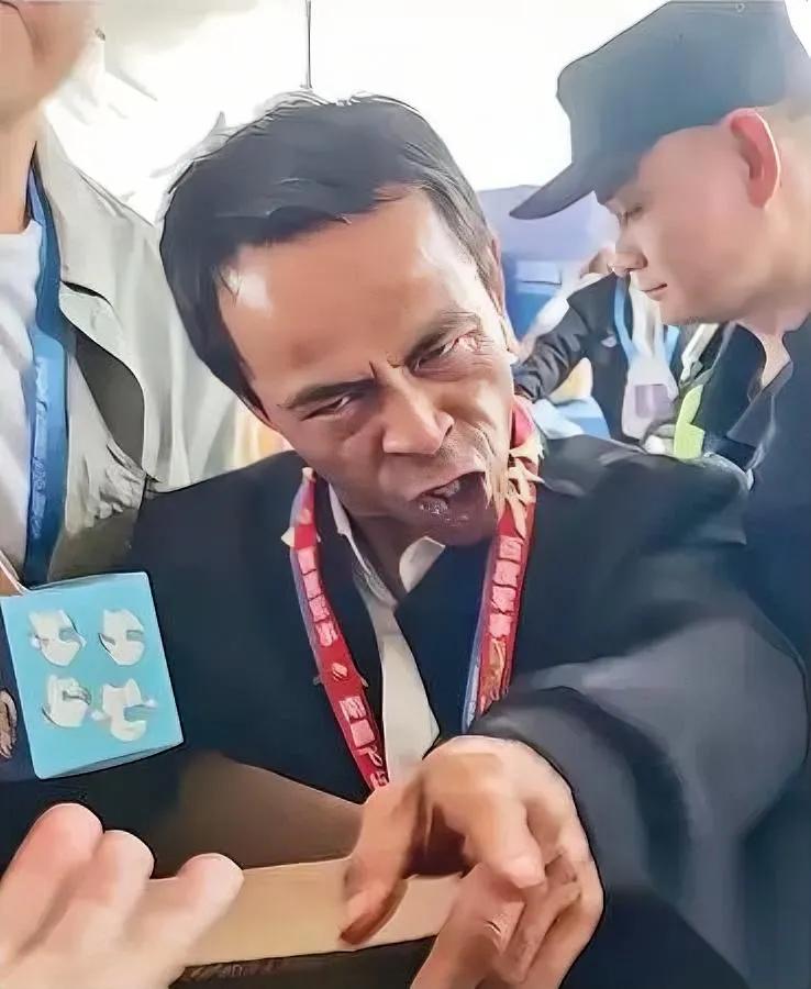 网红摊凉了！早有迹可循不是因排队挤爆街道是当老板开始带保镖、设隔离栏时，