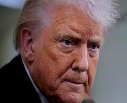 前脚刚拍着胸脯说：“我的人，我罩了，她干得很好！”后一秒，脸拉下来，对着镜头说