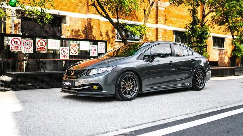 现在路上本田思域越来越多，为啥年轻人这么喜欢它？动力猛肯定是重要原因，踩一脚油门