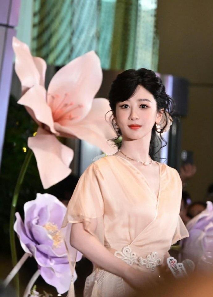 近日杨紫在出席活动的时候搭配的非常有华丽气质，看上去太漂亮了，也很有明星范儿。