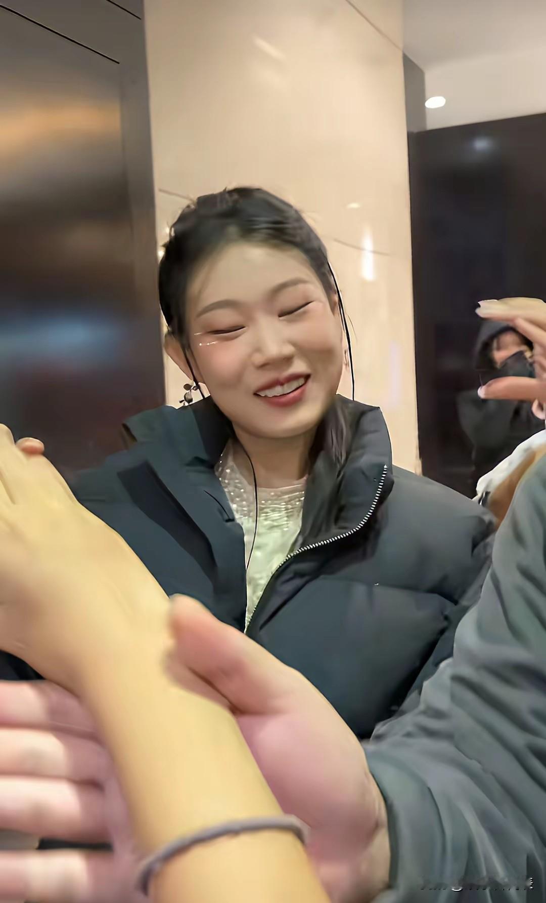 好家伙，这个星二代可真没架子！差点跟粉丝跑一块儿玩去了。说的是小沈阳的女儿沈