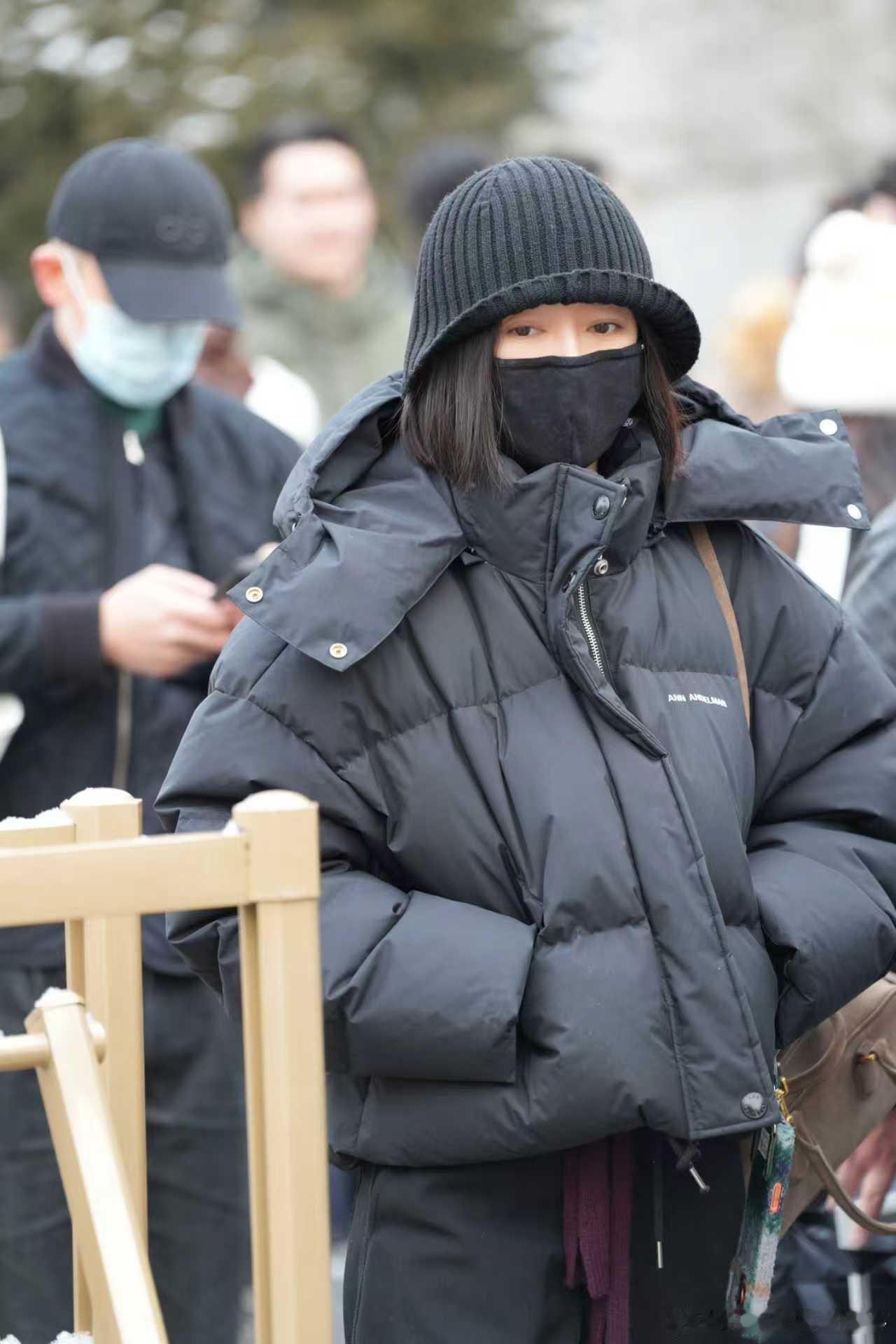 秦岚现身马年春晚彩排大雪天裹黑色羽绒服仍挡不住美貌！46岁状态依旧能打，自带岁