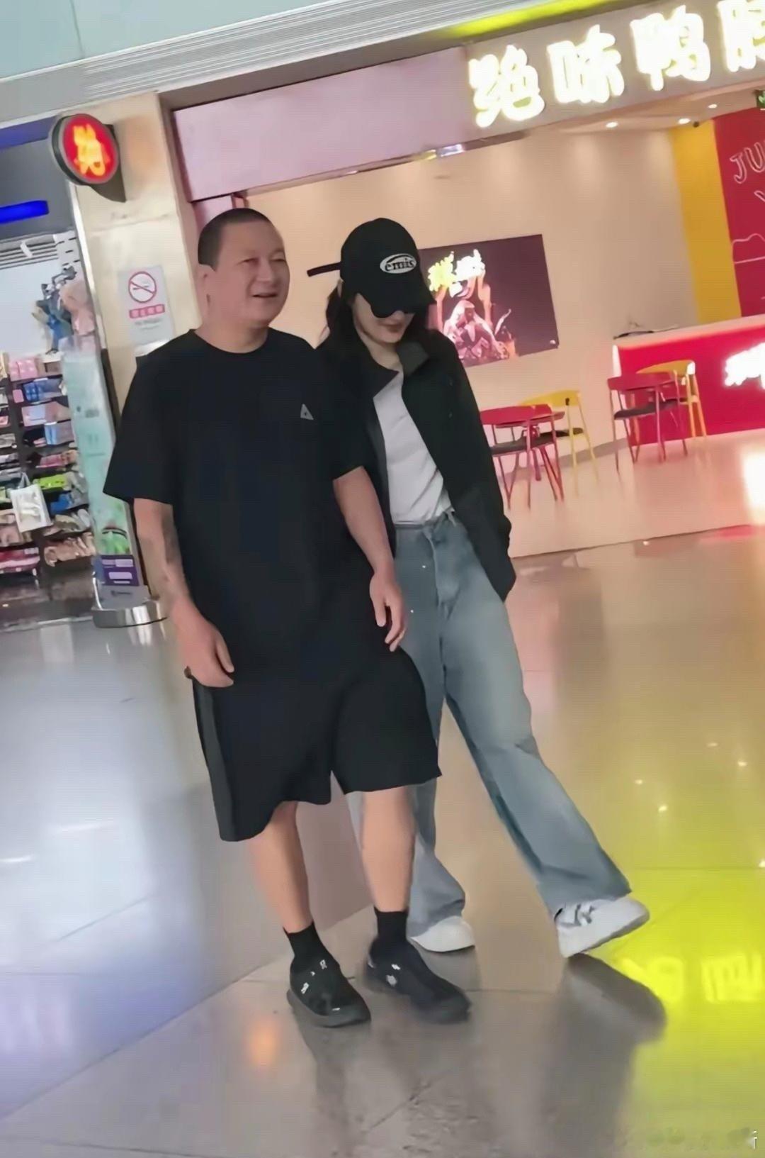 梅婷两口子一起亲密无间的走在机场被网友偶遇！梅婷戴着帽子和眼镜裹得严严实实的，而