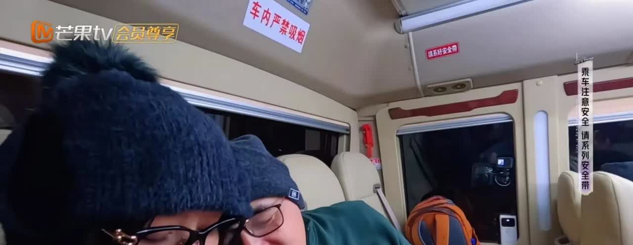 胡静对穿袜子有多执着？胡静在车上给儿子打电话说:“你先把镜头放去你脚上，快点
