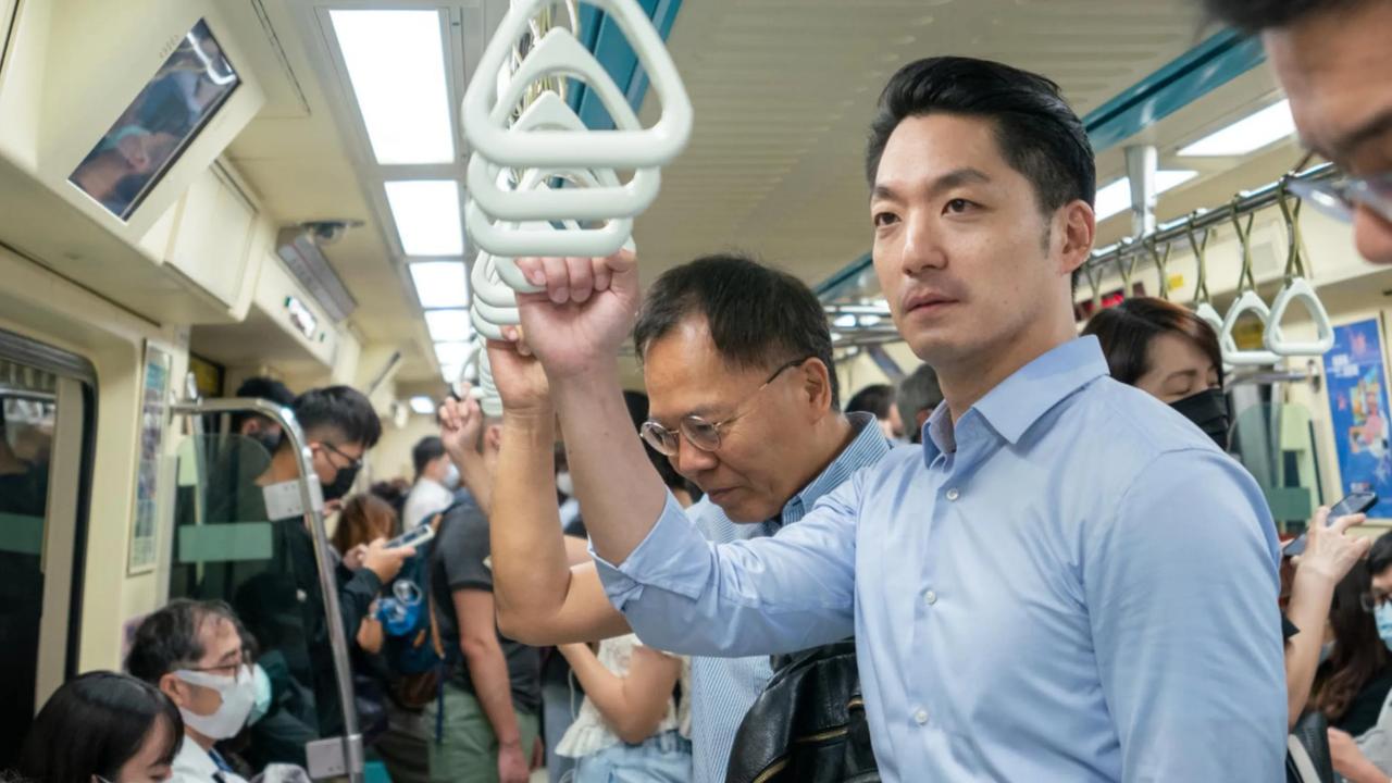蒋万安乘地铁上下班，这事你怎么看呢？他是台北市市长，堂堂一个市长，居然没有一