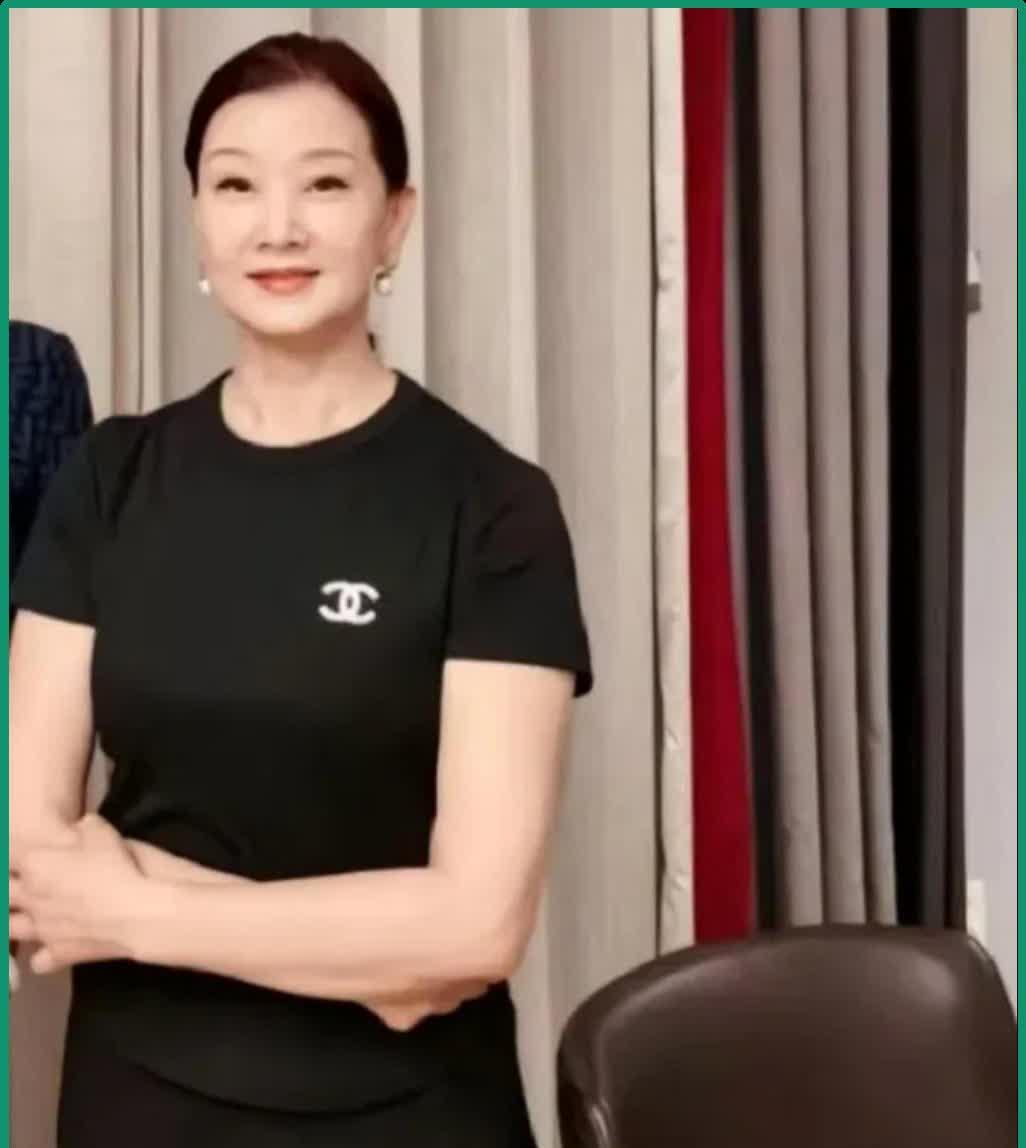 58岁的宋祖英在聚会上就像一位年轻的仙子，脸上那饱满的胶原蛋白让她看上去仿佛只有