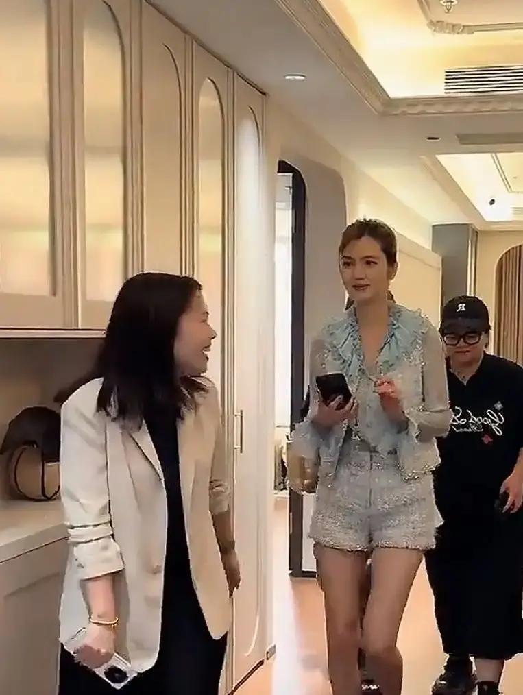 刘銮雄的旧爱们集体上热搜，五十多岁还被夸身材火辣。照片一出，全网都在刷“富豪眼