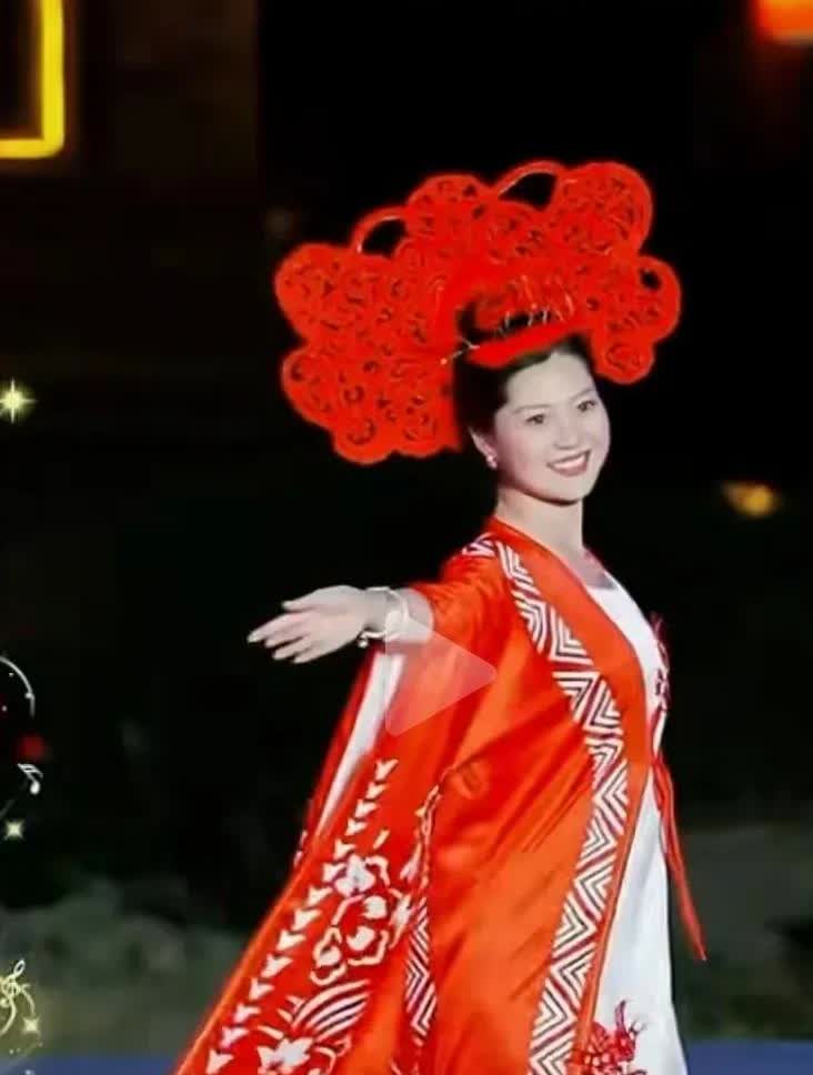 宇辉吃醋了用羡慕的眼神看着董董说：“长的帅就是好”其实大可不必羡慕董