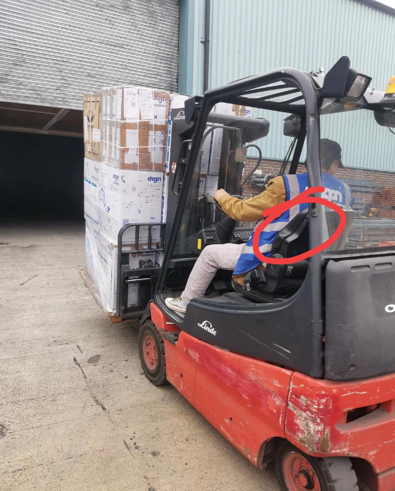 16元一小时招进来的一批临时工，发现其中有一个临时工会开叉车，厂里正好招一个技术