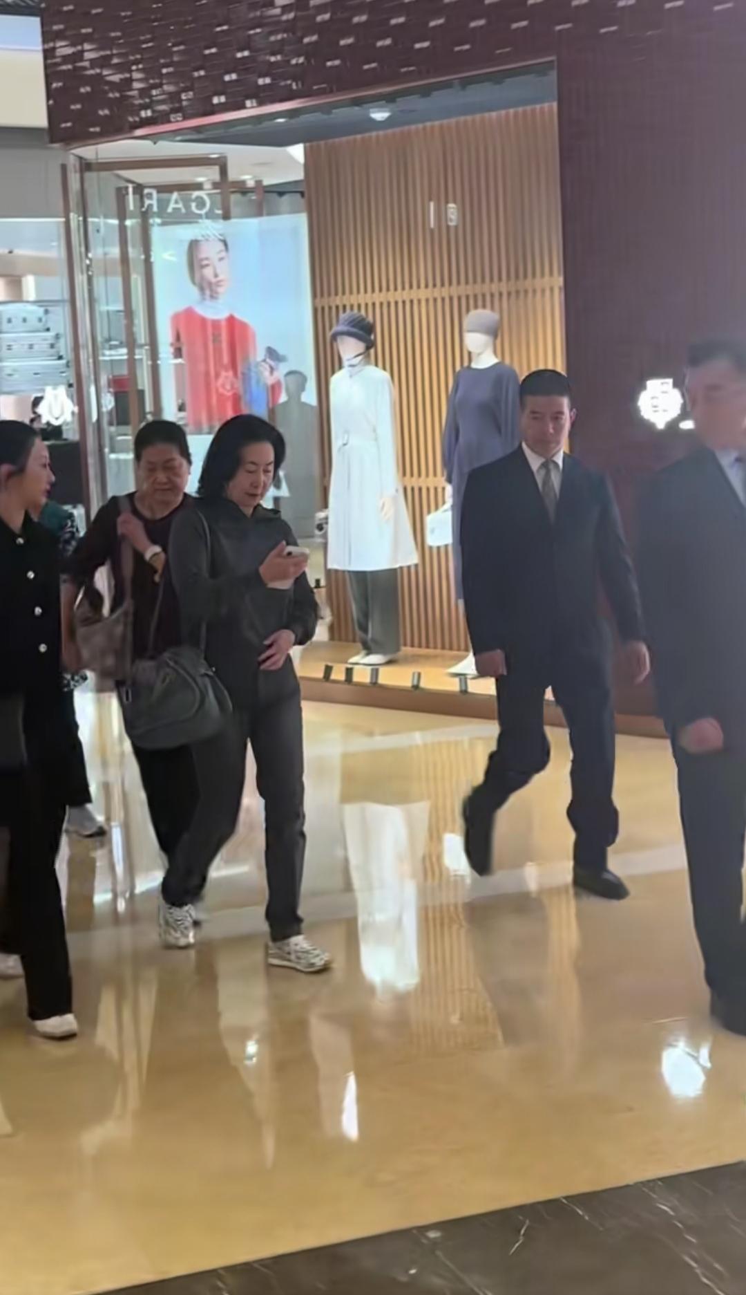 63岁的何超琼，身价超700亿，逛街身边跟着保镖，女富豪何超琼穿的挺