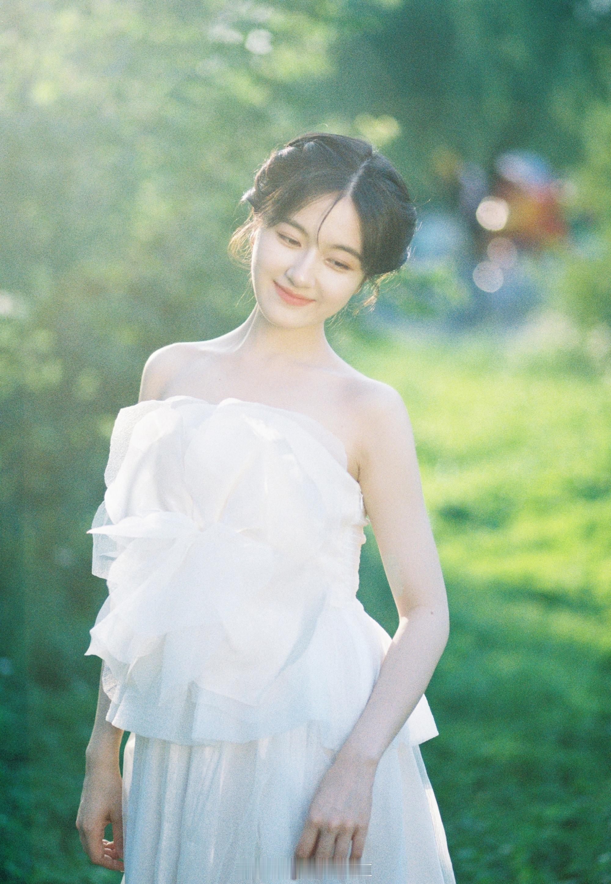 李兰迪温柔编发白色抹胸纱裙