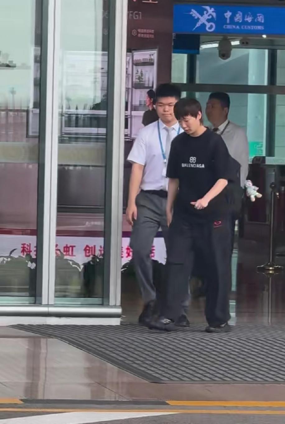刚刚，夺得WTT瑞典大满贯女单冠军的国乒队员王曼昱顺利返回北京，平安落地首都机场