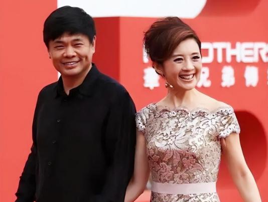 2004年，已婚富商丁健出轨了被誉为“倪萍接班人”的美女主持许戈辉，深知纸包不住