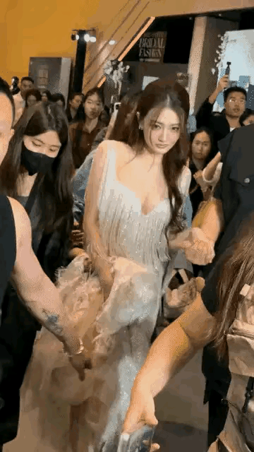 看了徐璐的路透照被人挤在中间寸步难行，她要防止走光，还要做好表情管理，内心是害怕