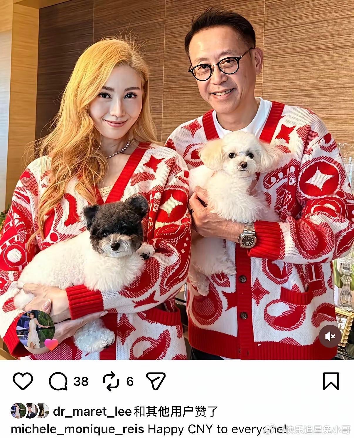 李嘉欣在香港豪宅过春节，染了一头金发穿着喜庆，与丈夫抱狗拜年！