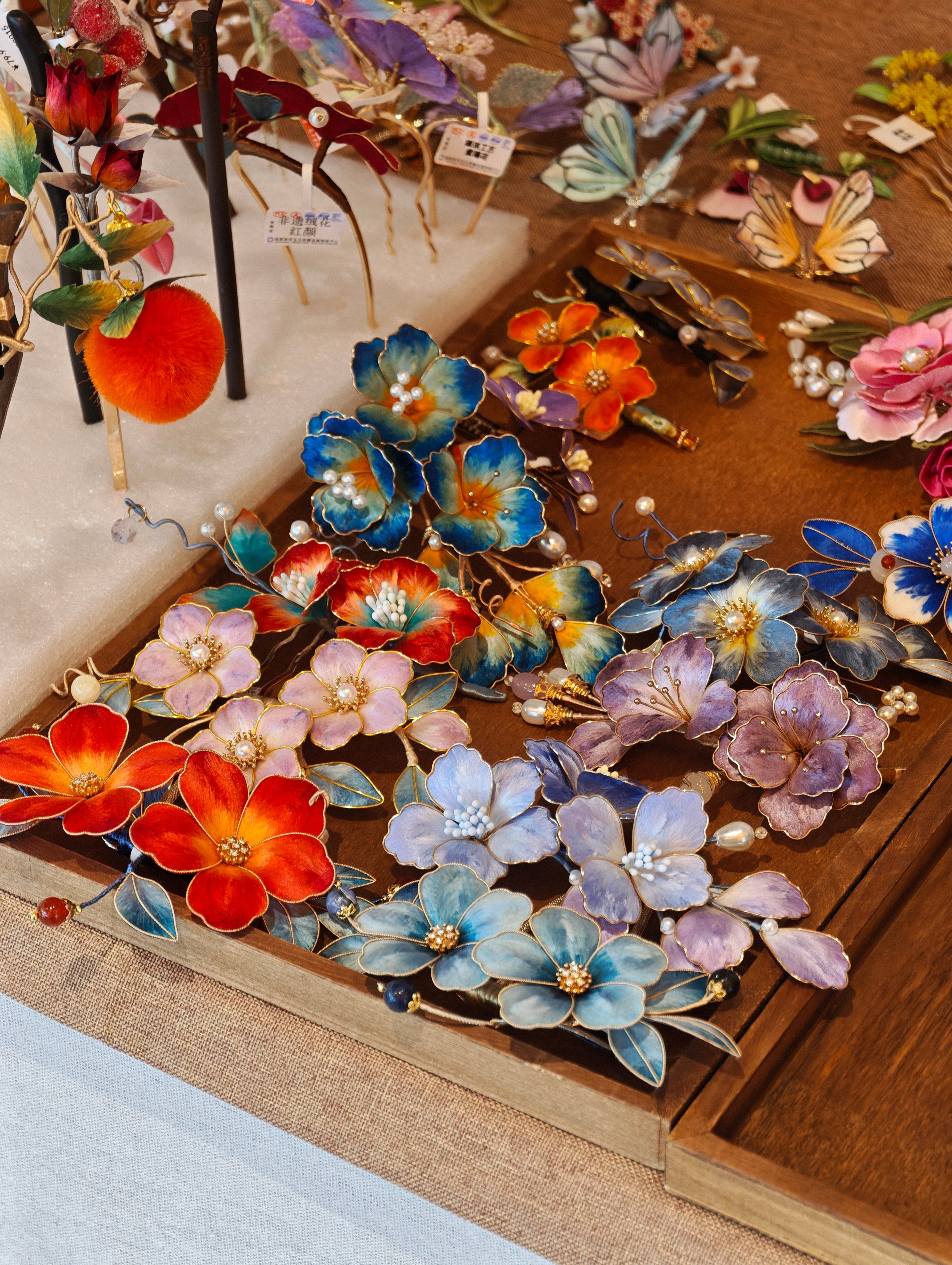 我去年和我老婆打赌，我说掐丝绒花肯定是卖得最快的，真的太好看了，质感也棒，结果一