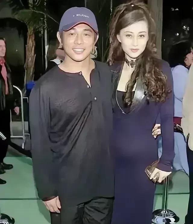 李连杰与利智合影，　　那时的利智好美，肤白绝艳，妖媚，举手投足之间，风情万种美