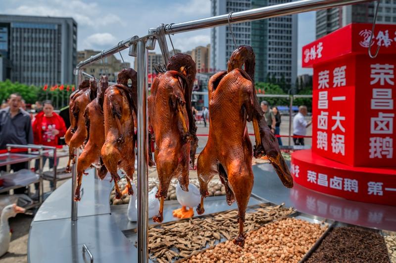 破防！荣昌卤鹅哥驱车200公里送50只卤鹅，呆呆杀猪宴的双向奔赴太暖了“网