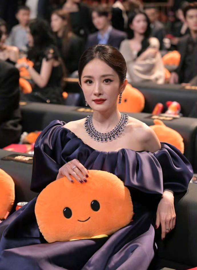 微博官方的道歉，我看连标点符号都透露着敷衍！杨幂肖战的座位被贴错，这是把内娱顶