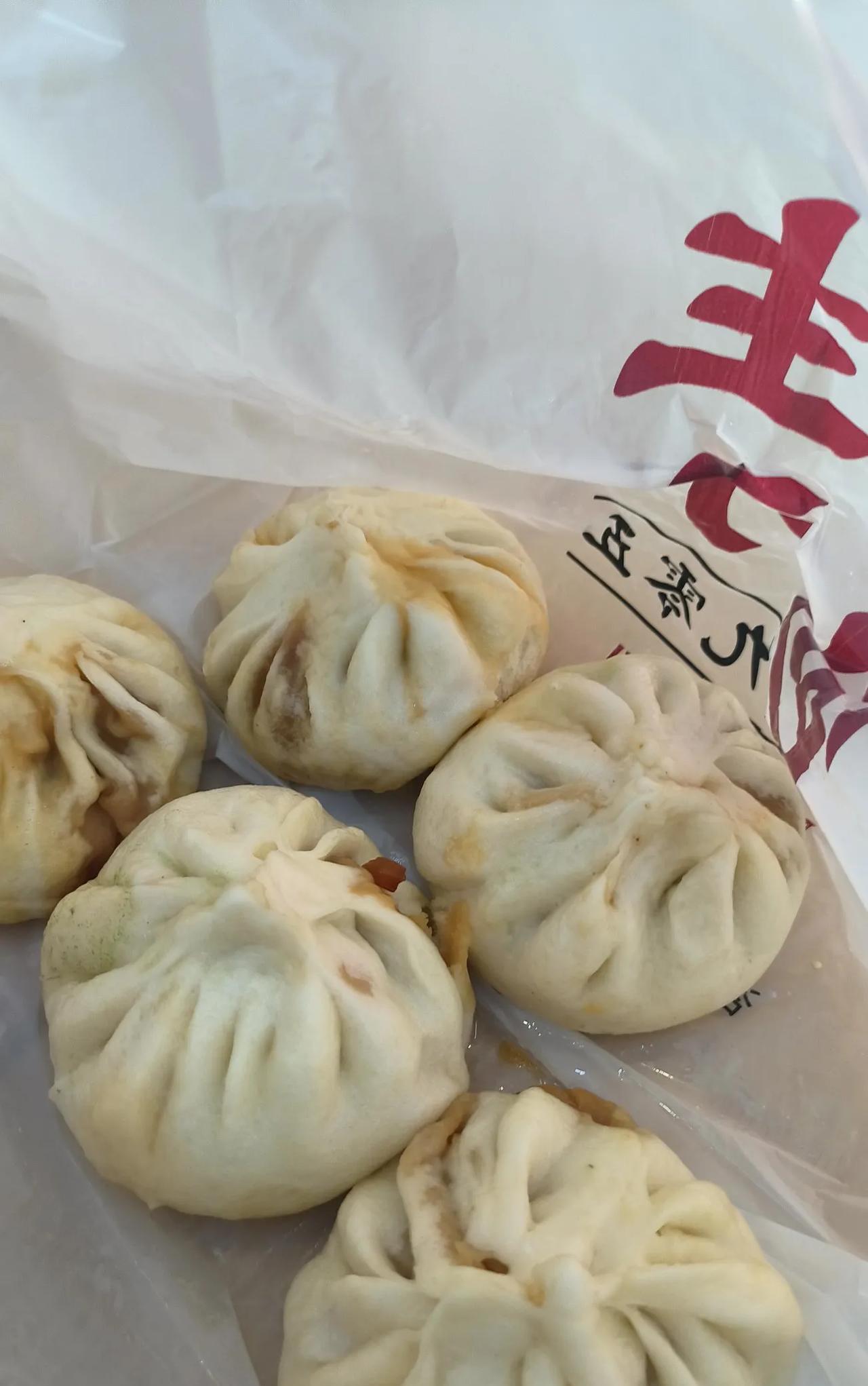 下午5点多带孩子到附近的包子店吃包子，我要了三个素馅和三个肉馅的小包子，当出票给