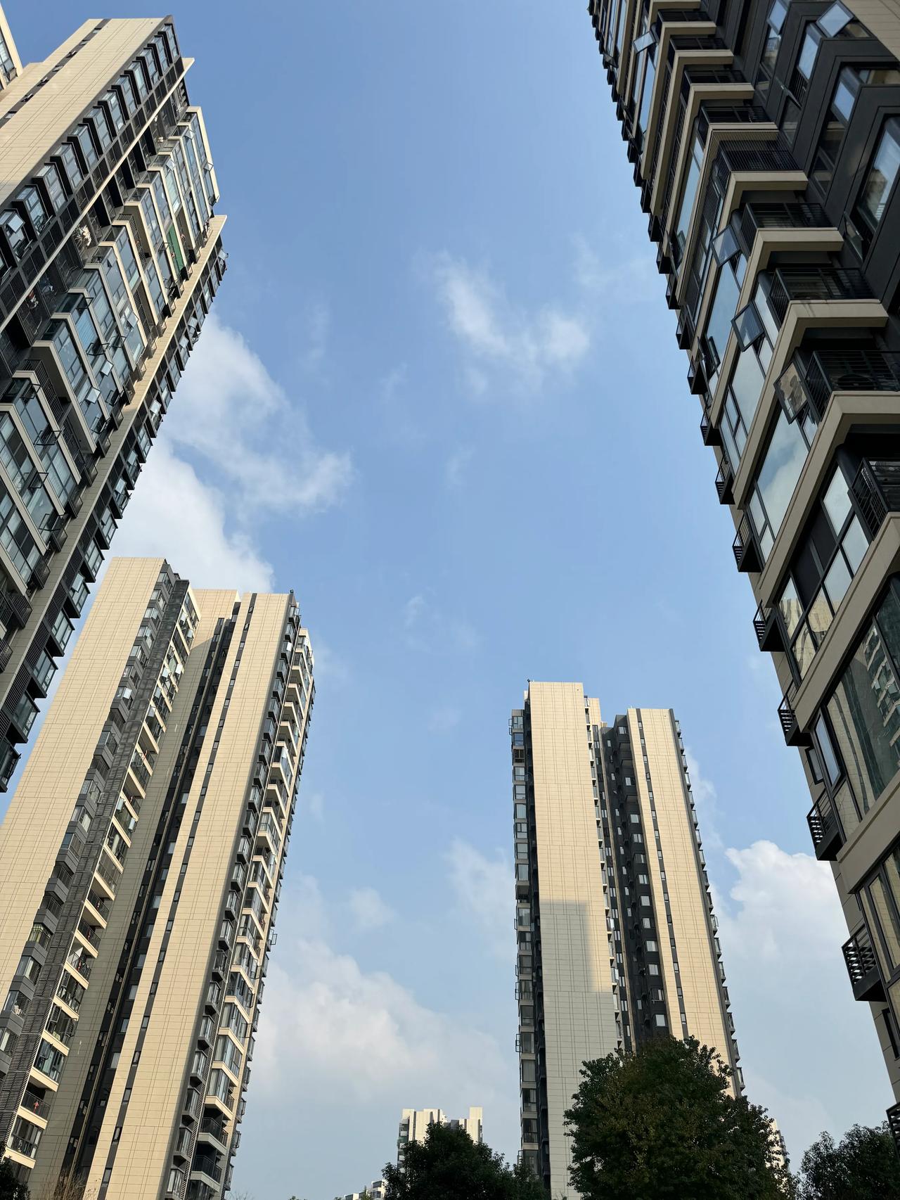 城市里大概70%以上的家庭都买了房，应该盼着房价上涨才对，自家的房子也会升值，可