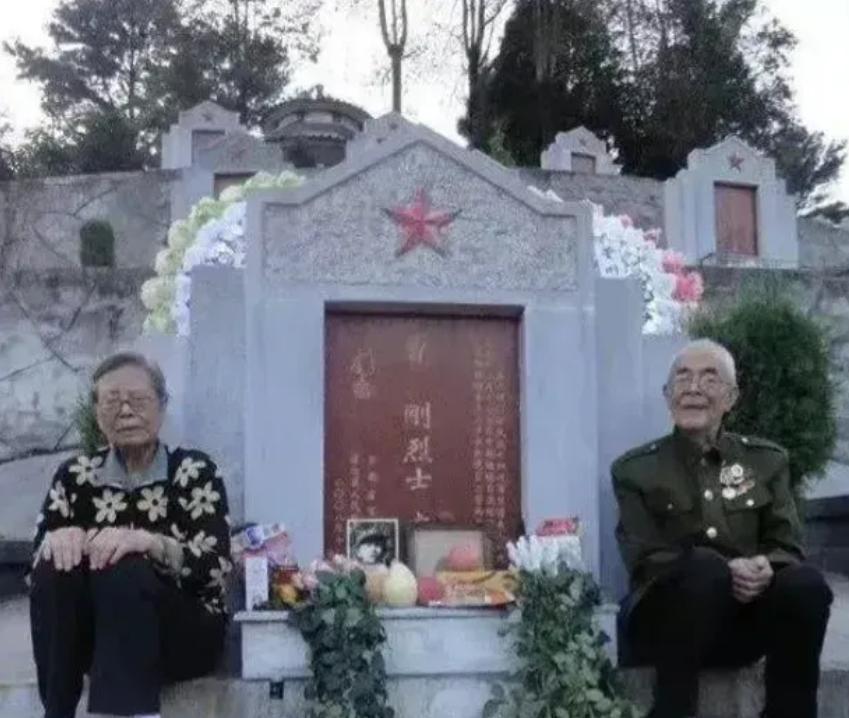 2022年，两位满头白发的老人从千里迢迢赶到云南，在儿子的墓碑前一左一右坐着，留