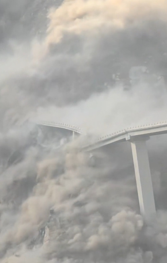 四川阿坝红旗桥发生垮塌，现场腾起巨大烟尘，大桥今年才建成，官