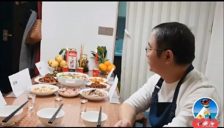 六位至亲走了五个，一个人的年夜饭道尽中年人的孤独，看哭多少网友！万家灯火除夕