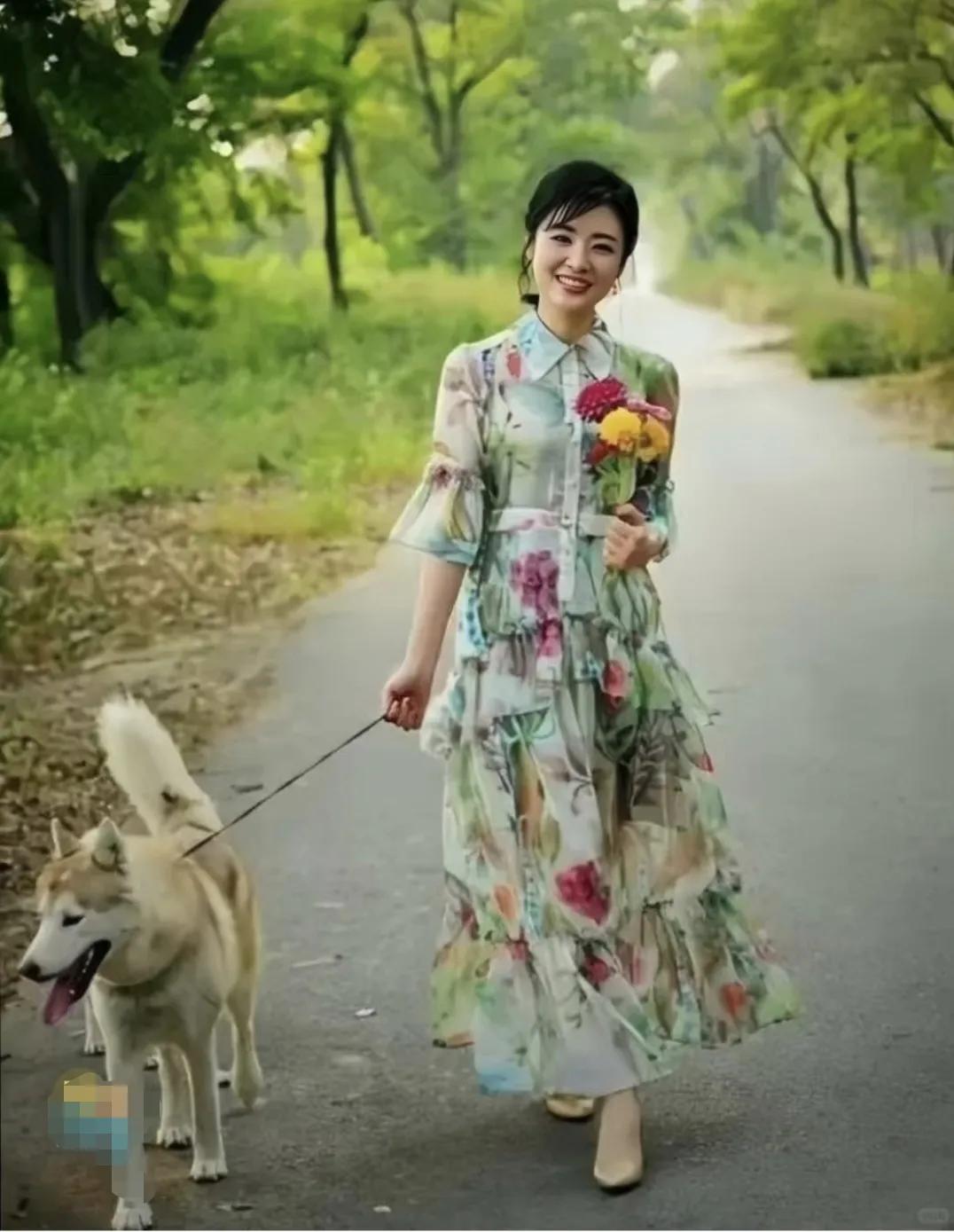 人如花，人比花更美！花色连衣裙，左手捧着花，右手牵着狗，闲情逸致的生活。她，